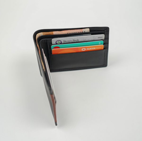 Glamouria OnyxLine Bifold – Sleek, Stylish & Functional - Image 4
